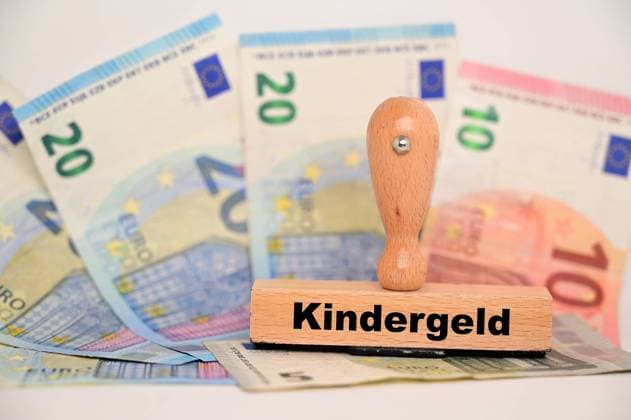 Stock- und Symbolbilder I 03.01.2023 Entlastungspaket der Bundesregierung, Kindergeld soll auf 250 Euro steigen: Kindergelderhöhung und Kindergrundsicherung Hamburg Studio Hamburg Deutschland *** Stock and symbol pictures I 03 01 2023 relief package of the Federal Government, child benefit is to rise to 250 euros child benefit increase and child basic safety device Hamburg Studio Hamburg Germany Copyright: xLobeca FelixxSchlikisx