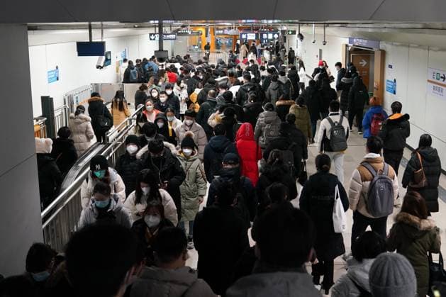 (230103) -- BEIJING, Jan. 3, 2023 -- Passengers are seen at Hujialou Subway Station during morning peak hours in Beijing, capital of China, Jan. 3, 2023. On Tuesday, the first working day of 2023, Beijing saw its morning peak after a steady return to work. ) CHINA-BEIJING-MORNING PEAK (CN) JuxHuanzong 