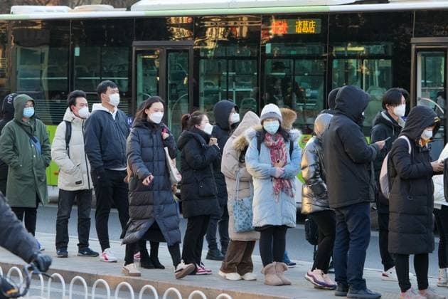 (230103) -- BEIJING, Jan. 3, 2023 -- People wait for buses during morning peak hours in Chaoyang District of Beijing, capital of China, Jan. 3, 2023. On Tuesday, the first working day of 2023, Beijing saw its morning peak after a steady return to work. ) CHINA-BEIJING-MORNING PEAK (CN) JuxHuanzong 