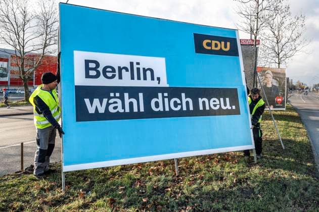 News Themen der Woche KW01 News Bilder des Tages Wahlkampf Berlin Berlin, 03.01.2023 - Ein Wahlplakat der CDU wird an der Landsberger Alle aufgestellt. Das Berliner Verfassungsgericht hat entschieden, dass die Wahlen zum Berliner Abgeordnetenhaus und zu den Bezirksverordnetenversammlungen am 12. Februar wiederholt werden muessen. Berlin Berlin Deutschland *** Election campaign Berlin Berlin, 03 01 2023 An election poster of the CDU is put up at Landsberger Alle The Berlin Constitutional Court has ruled that the elections for the Berlin House of Representatives and district assemblies must be repeated on February 12 Berlin Berlin Germany