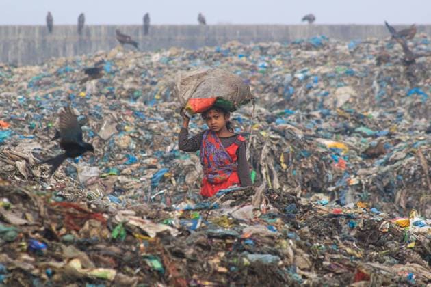 Bilder des Jahres 2023, News 01 Januar News Themen der Woche KW01 News Bilder des Tages January 4, 2023: January 4, 2023, Sylhet, Bangladesh : In the early foggy winter morning , Girl Children Is Working In Toxic Waste Dumping Yard Management With Toxic Substances Including Medical Waste At Garbage Dump Near Sylhet In North-East Bangladesh. Child Labour In Bangladesh Is Common, With 4.7 Million Children Aged 5 To 14 In The Work Force. Out Of The Child Labourers Engaged In The Work Force, 83% Are Employed In Rural Areas And 17% Are Employed In Urban Areas. Even, World Day Against Child Labour , The Statistics Shows 63 Million Girls. 97 Million Boys. Ã¢â‚¬ That s 160 Million Children Who Are Involved In Child Labour. - ZUMAr143 20230104_zap_r143_006 Copyright: xMdxRafayatxHaquexKhanx