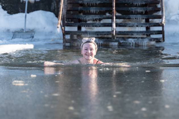 News Themen der Woche KW01 (230104) -- VLADIVOSTOK, Jan. 4, 2023 -- A woman swims in the icy water of Amur Bay in Vladivostok, Russia, on Jan. 4, 2023. (Photo by Xinhua) (SP)RUSSIA-VLADIVOSTOK-SPORTS GROUND ON FROZEN SEA GuoxFeizhou 