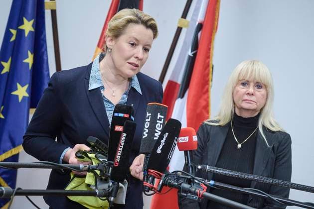 Berlin, Franziska Giffey und Iris Spranger besuchen eine Polizeiwache Franziska Giffey (Regierende Bürgermeisterin von Berlin, SPD) und Iris Spranger (Senatorin für Inneres, SPD) besuchen gemeinsam am 04.01.2023 eine Fahrradstreife der Polizeidirektion 3 (Abschnitt 34), im Anschluss geben beide eine Pressekonferenz u.a. zu Silvester ab. Berlin Berlin Deutschland *** Berlin, Franziska Giffey and Iris Spranger visit a police station Franziska Giffey Governing Mayor of Berlin, SPD and Iris Spranger Senator of the Interior, SPD visit together on 04 01 2023 a bicycle patrol of the police department 3 section 34 , afterwards both give a press conference u a to New Years Eve from Berlin Berlin Germany