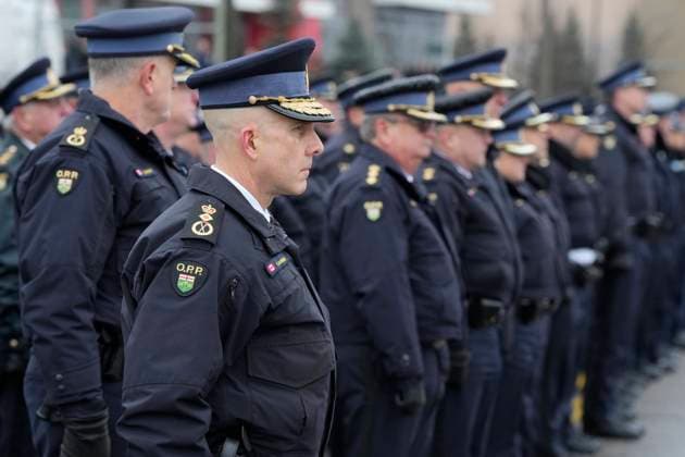 Kanada, Trauerfeier für erschossenen Polizisten Grzegorz Greg Pierzchala in Barrie, Ontario January 4, 2023, Barrie, ON, Canada: Ontario Provincial Police Commissioner Thomas Carrique stands at attention along with other officers outside Sadlon Arena prior to the funeral for Const. Grzegorz (Greg) Pierzchala in Barrie, Ont. Wednesday, Jan. 4, 2023. Barrie Canada  - ZUMAc35_ 20230104_zaf_c35_001 Copyright: xFrankxGunnx