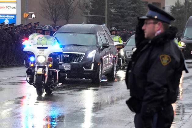 Kanada, Trauerfeier für erschossenen Polizisten Grzegorz Greg Pierzchala in Barrie, Ontario January 4, 2023, Barrie, ON, Canada: OPP officers salute as the hearse arrives carrying the casket of Const. Grzegorz (Greg) Pierzchala prior to his funeral in Barrie, ON. Wednesday, Jan. 4, 2023. Barrie Canada  - ZUMAc35_ 20230104_zaf_c35_007 Copyright: xFrankxGunnx