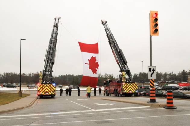 Kanada, Trauerfeier für erschossenen Polizisten Grzegorz Greg Pierzchala in Barrie, Ontario January 4, 2023, Barrie, ON, Canada: Barrie Fire raise the Canadian flag outside the Sadlon Arena in Barrie, Ont. for the funeral procession of OPP Const. Grzegorz (Greg) Pierzchala on Wednesday, January 4, 2023. Barrie Canada  - ZUMAc35_ 20230104_zaf_c35_023 Copyright: xChristopherxDrostx
