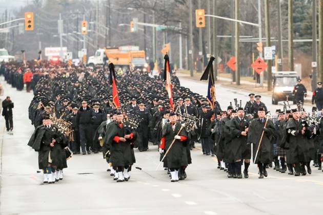 Kanada, Trauerfeier für erschossenen Polizisten Grzegorz Greg Pierzchala in Barrie, Ontario January 4, 2023, Barrie, ON, Canada: Combined police pipe and drum lead thousands of officers parading at the funeral for OPP Const. Grzegorz (Greg) Pierzchala outside the Sadlon Arena in Barrie on Wednesday January 4, 2023. Barrie Canada  - ZUMAc35_ 20230104_zaf_c35_024 Copyright: xChristopherxDrostx