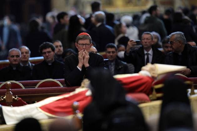 Bilder des Jahres 2023, Entertainment 01 Januar Entertainment Themen der Woche KW01 News Bilder des Tages Papst Benedikt XVI. gestorben - Rainer Maria Kardinal Woelki nimmt Abschied ROME, Italy - 04.02.2023: Fourth and last day of exposure of the body of Pope Benedict XVI, Joseph Ratzinger at St. Peter s Basilica in the Vatican in Rome. *** ROME, Italy 04 02 2023 Fourth and last day of exposure of the body of Pope Benedict XVI, Joseph Ratzinger at St Peter s Basilica in the Vatican in Rome  Copyright: xMarcoxIacobuccix xipa-agency.netx xMarcoxIacobuccix 0 1021487450st