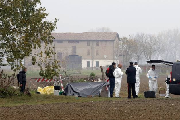 Italien, Ermittlungen nach Ehrenmord an Saman Abbas auf Bartoli Bauernhof in Novellara Carabinieri of the RIS together with the Fire Brigade scour an abandoned farmhouse near the Bartoli farm, after the discovery of human bones possibly of Saman Abbas, the Pakistani girl allegedly killed by her family because she did not live according to the dictates imposed by the family . In the photo, the earth exported from the place of discovery is covered to be then examined Editorial Usage Only  Copyright: xRobertoxBrancolinix xIPAx Agenzia_Fotogramma_FGR3685101