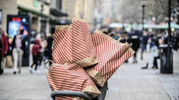 Weihnachtsshopping in der Essener Innenstadt in Zeiten von Corona <p>Einkaufstüten liegen am Samstag, den 28. November 2020 auf einem Kinderwagen auf der Kettwiger Straße. Eine Mundschutzmaske hängt an einer Tüte. Weihnachtsshopping in der Essener Innenstadt in Zeiten von Corona Deutschland NRW Essen Copyright: KerstinxKokoska NUR FÜR REDAKTIONELLE ZWECKE *** Christmas shopping in the Essen City centre in Times from Corona P Shopping bags are on Saturday, the 28 November 2020 at a Strollers at the Kettwiger Street a Mouth protective mask Hangs to a Bag Christmas shopping in the Essen City centre in Times from Corona Germany NRW Food Copyright KerstinxKokoska only for Editorial Purpose Copyright: KerstinxKokoska doc7deh7oss39f1mwu834wg EDITORIAL USE ONLY