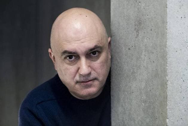 Calixto Bieito, spanischer Opern- und Schauspielregisseur, posiert am 07.12.2020 vor einer Wand im Intendanzgebäude der Staatsoper Unter den Linden in Berlin; die Premiere seiner Inszenierung der Oper Lohengrien findet am 17.12.2020 als Fernsehübertragung und Stream statt. Foto: Anikka Bauer FUNKE Foto Services <p>Calixto Bieito, spanischer Opern- und Schauspielregisseur, posiert am 07.12.2020 vor einer Wand im Intendanzgebäude der Staatsoper Unter den Linden in Berlin; die Premiere seiner Inszenierung der Oper Lohengrien findet am 17.12.2020 als Fernsehübertragung und Stream statt. Deutschland Berlin Berlin Copyright: AnikkaxBauer NUR FÜR REDAKTIONELLE ZWECKE *** Calixto Biito, Spanish Operas and drama director, poses on 07 12 202 Copyright: AnikkaxBauer doc7dj3lhyjy5z1952iwyzu EDITORIAL USE ONLY