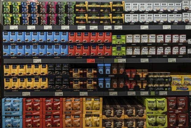 Essen - Pre-Opening der Verkaufsstelle 1 von Aldi Nord; Aldi will zurück zu den Wurzeln und seine Filialen wieder wie Hard Discounter aussehen lassen <p>Kafee. Das Pre-Opening der Verkaufsstelle 1 von Aldi Nord in Essen am Mittwoch den 09.12.2020. Aldi will zurück zu den Wurzeln und seine Filialen wieder wie Hard Discounter aussehen lassen. Deutschland NRW Essen Copyright: LarsxHeidrich NUR FÜR REDAKTIONELLE ZWECKE *** Food Pre Opening the Sales outlet 1 from ALDI North ALDI will back to the Roots and its Branches again like Hard Discounter Appearance let P Coffee the Pre Opening the Sales outlet 1 from ALDI North in Food on Wednesday the 09 12 2020 ALDI will back to the Roots and its Branches again like Hard Discounter Appearance l Copyright: LarsxHeidrich doc7dk09z0dkfa9i228jlc EDITORIAL USE ONLY
