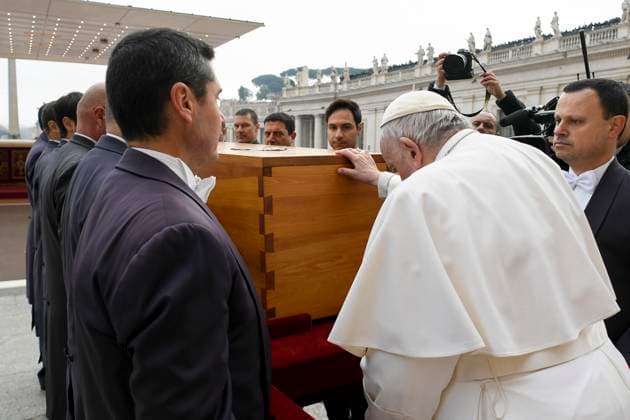 News Themen der Woche KW01 News Bilder des Tages January 5, 2023, VATICAN CITY, Holy See: Pope Francis at the funeral of Pope Emeritus Benedict XVI (Joseph Ratzinger) in Saint Peter s Square, Vatican City, 05 January 2023. Former Pope Benedict XVI died on 31 December 2022 at his Vatican residence, at the age of 95. Rome Vatican (or Holy See) - ZUMAa110 20230105_zaf_a110_093 Copyright: xVaticanxMediax