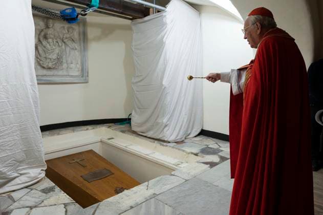 News Themen der Woche KW01 News Bilder des Tages Italy, Rome, Vatican, 2023 1 5 . The body of Pope Emeritus Benedict XVI during burial in the Vatican caves at the Vatican Photograph by Vatican Mediai Catholic Press Photo . RESTRICTED TO EDITORIAL USE - NO MARKETING - NO ADVERTISING CAMPAIGNS  Copyright: xVATICANxMEDIA cppx xipa-agency.nx xVATICANxMEDIAx IPA_IPA35341076