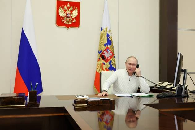 News Themen der Woche KW01 News Bilder des Tages RUSSIA, MOSCOW REGION - JANUARY 5, 2023: Russia s president Vladimir Putin is seen in his office in the Novo-Ogaryovo residence during a phone call with David, a seven-year-old boy from the Stavropol Region, during the charity campaign Yolka Zhelany (Christmas Tree of Wishes). Christmas Tree of Wishes is an all-Russian charity campaign in which government officials and other people fulfill Christmas wishes of children and elderly people with disabilities or life-threatening medical conditions, orphans and children from disadvantaged families. During the campaign, Russian officials take off ornaments with children s names written on them from Christmas trees and fulfill their wishes. David dreams of visiting the Military Academy of the Russi  56686148