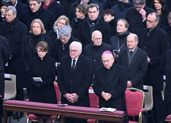 News Bilder des Tages Rom, Vatikan 05.01.2023 Beerdigung des emeritierten Papst Benedikt XVI. vor dem Petersdom, Deutsche Delegation: Bundespraesident Frank-Walter Steinmeier (vorn Mitte) und seine Frau Elke Buedenbender (vorn li) Bundestagspraesidentin Baerbel Bas, Praesident des Bundesverfassungsgerichts Stephan Harbarth, Erster Buergermeister von Hamburg und Bundesratspraesident Peter Tschentscher (SPD) und Bundeskanzler Olaf Scholz (Mitte v.li., SPD) sowie Bundesministerin des Innern und Heimat Nancy Faeser (hinten li, SPD), Ministerpraesident von Bayern Markus Soeder (hinten 2.v.li CSU), EKD Bevollmächtigte Anne Gidion, sowie CDU Bundesvorsitzender Friedrich Merz (hinten re) *** Rome, Vatican 05 01 2023 Funeral of Pope Emeritus Benedict XVI in front of St. Peters Bas, German delegation