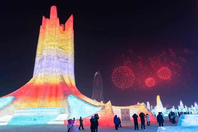 News Themen der Woche KW01 News Bilder des Tages (230105) -- HARBIN, Jan. 5, 2023 -- Fireworks light up the sky over the Harbin Ice-Snow World theme park in Harbin, northeast China s Heilongjiang Province, Jan. 5, 2023. The opening ceremony of the 39th Harbin International Ice and Snow Festival was held on Thursday. ) CHINA-HEILONGJIANG-ICE AND SNOW FESTIVAL-OPENING (CN) XiexJianfei 