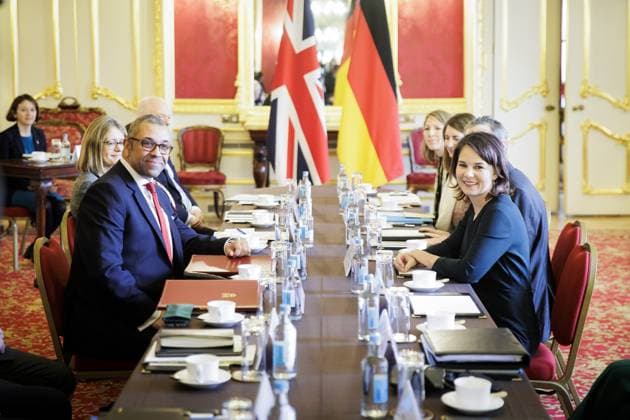 News Themen der Woche KW01 News Bilder des Tages (L-R) Annalena Baerbock, Bundesaussenministerin, trifft James Cleverly, Minister fuer auswaertige Angelegenheiten, den Commonwealth und internationale Zusammenarbeit des Vereinigten Koenigreichs Grossbritannien und Nordirland, zum Gespraech im Lancaster House. London, 05.01.2023. London United Kingdom *** L R Annalena Baerbock, German Foreign Minister, meets James Cleverly, Minister for Foreign Affairs, the Commonwealth and International Cooperation of the United Kingdom of Great Britain and Northern Ireland, for talks at Lancaster House London, 05 01 2023 London United Kingdom Copyright: xJaninexSchmitz photothek.dex