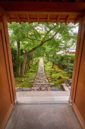 The view through the wooden gate to the garden with the stone road. Kyoto.Japan The view through the frame of old wooden gate to the garden with the stone road. Ryoan-ji temple. Kyoto.Japan Copyright: xZoonar.com SergeyxPistyazhnyukx(SergxZastavkin)x 18076658