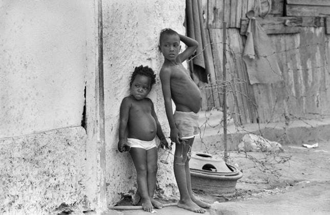 Angola, Luanda, 30.03.1992 Archiv.: 33-07-21 Stadtfotos Luanda Foto: Kinder im Slumviertel Stadtfotos Luanda *** Angola, Luanda, 30 03 1992 archive 33 07 21 city photos Luanda photo children in slum area city photos Luanda