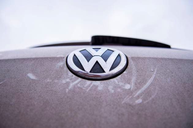 Prozess gegen Volkswagen Das Logo an einem dreckigen Auto von Volkswagen: Greenpeace klagt derzeit gegen den Autohersteller aus Wolfsburg. Foto: Kirchner-Media Symbolkraft Nordrhein-Westfalen Deutschland *** Lawsuit against Volkswagen The logo on a dirty car from Volkswagen Greenpeace is currently suing the car manufacturer from Wolfsburg Photo Kirchner Media Symbolic Power North Rhine Westphalia Germany Copyright: xKirchner-Media Symbolkraftx