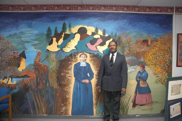 IMAGO ICONS: Harriet Tubman RECORD DATE NOT STATED Harriet Tubman Underground Railroad Byway - Standing Before the Harriet Tubman Organization Mural. The Harriet Tubman Organization s president, Donald Pinder, stands before a vibrant, folk art mural depicting Tubman s life. The Harriet Tubman Organization Museum, Maryland Copyright: xpiemagsx narecfedhiadpie27122022-3644 !ACHTUNG AUFNAHMEDATUM GESCHÄTZT!