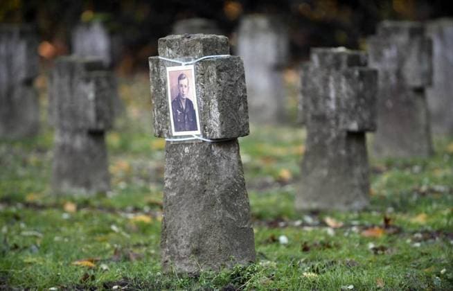 Gedenkstunde zum Volkstrauertag <p>Ein Foto eines gefallenen Soldaten hängt an einem Kreuz auf dem Ehrenfriedhof, am Sonntag 18.11.2018, in Rees Haldern. Deutschland Rees Copyright: ThorstenxLindekamp NUR FÜR REDAKTIONELLE ZWECKE *** Gedenkstunde to Memorial Day P a Photo one Fallen Soldiers Hangs to a Cross at the honorary cemetery, on Sunday 18 11 2018, in Rees Haldern Germany Rees Copyright ThorstenxLindekamp only for Editorial Purpose Copyright: ThorstenxLindekamp doc72tmcrjwrdybzfxz20u2 EDITORIAL USE ONLY