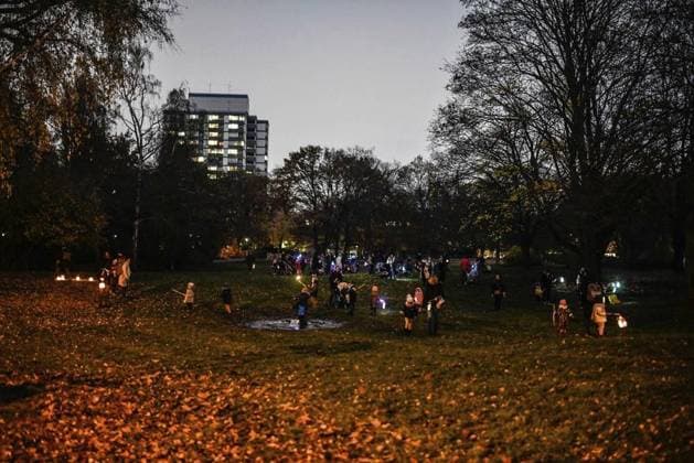 Laternelaufen Laterne Martinszug <p>Martinszug leuchtender Spaziergang durch den Volkspark Wilmersdorf mit Pferd und Laternen am 11. November 2021 in Berlin. Deutschland Berlin Copyright: RetoxKlar NUR FÜR REDAKTIONELLE ZWECKE *** Lantern Walking Lantern Martinszug P Martinszug shining Walking tour through the Volkspark Wilmersdorf with Horse and Lanterns on 11 November 2021 in Berlin Germany Berlin Copyright RetoxClear only for Editorial Purpose Copyright: RetoxKlar doc7id7e5kp81d17p6xe27n EDITORIAL USE ONLY