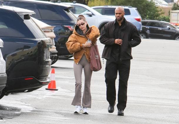 Hailey Bieber Seen Checking Her Phone Featuring: Hailey Bieber Where: Los Angeles, California, United States When: 05 Jan 2023 Credit: BG020 BauerGriffin INSTARimages. Cover Images Copyright: xx 52321021 EDITORIAL USE ONLY. NOT FOR USE BY NEWSPAPERS BASED IN THE UK.
