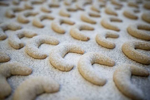 TLS Vanille <p>TLS zum Thema Vanille: Wir sprechen mit Bäckermeister Christian Förster über Vanillekipferl und schauen ihm und Mitarbeiterin Kristina Mönk bei der Produktion über die Schulter.¨ Deutschland NRW Essen Copyright: FabianxStrauch NUR FÜR REDAKTIONELLE ZWECKE *** TLS Vanilla P TLS to Subject Vanilla We speak with Master baker Christian Forester via Vanillekipferl and Looking him and Employee Kristina monk at the Production via the Shoulder ¨ Germany NRW Food Copyright Fabianxshrub only for Editorial Purpose Copyright: FabianxStrauch doc7ig5uitb5ic1gf6on7kn EDITORIAL USE ONLY