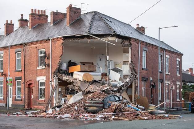 Bilder des Jahres 2023, News 01 Januar News Themen der Woche KW01 News Bilder des Tages A house has collapsed after being struck by a vehicle on a residential street in Ashton-under-Lyne, Greater Manchester on the evening of 5 January. The incident occured around 7pm and whilst no casualties have yet been reported, this is the second time in a matter of months that the property has been struck. Ashton under Lyne Greater Manchester England Hurst Brook  Copyright: xMattxWilkinsonx