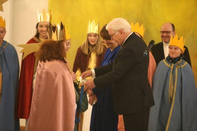 Bilder des Jahres 2023, Entertainment 01 Januar Entertainment Themen der Woche KW01 January 6, 2023, Berlin, Berlin, Germany: Berlin, Germany : German President Frank-Walter Steinmeier and his wife Elke BoÂ¼denbender receive the Sternsinger from Regensburg at Schloss Bellevue. The Sternsinger, or Ã¢â‚¬oestar singersÃ¢â‚¬Â are children in Germany who dress up as the three holy kings on January 6th of every year and bless the houses. Sometimes they collect money for charity. Berlin Germany - ZUMAh16_ 20230106_zaf_h16_033 Copyright: xDanxHerrickx