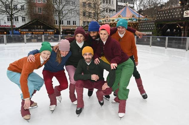Entertainment Themen der Woche KW01 Entertainment Bilder des Tages Das Ensemble von Le Patin Libre, bekannt für seine außergewöhnliche und innovative Art des Eislaufens auf der Eisfläche am Heumarkt. Le Patin Libre besteht aus dem Profis Sophie Blomqwist aus Schweden, David Billiau aus Frankreich, Oktawia Scibior aus Polen, Kristýna Mikuláöová aus der Tschechien, Pascale Jodoin aus Kanada, Alexandre Hamel aus Kanada und Samory Ba aus Frankreich *** The ensemble of Le Patin Libre, known for its extraordinary and innovative way of skating on the ice rink at the Heumarkt Le Patin Libre consists of the professionals Sophie Blomqwist from Sweden, David Billiau from France, Oktawia Scibior from Poland, Kristýna Mikuláöová from the Czech Republic, Pascale Jodoin from Canada, Alexandre Hamel from Canada, and Sam