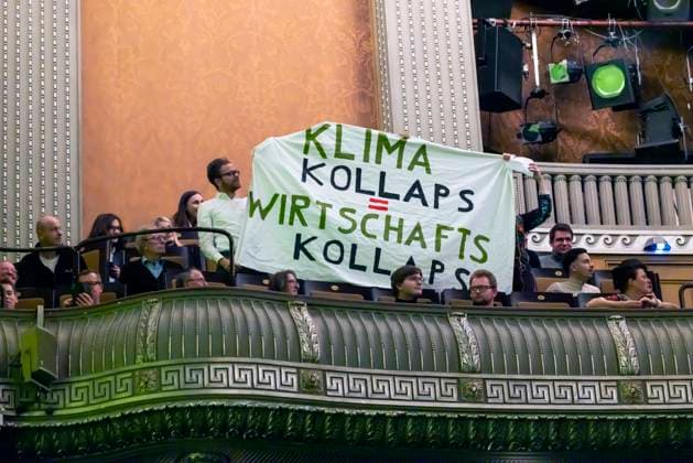 Bilder des Jahres 2023, News 01 Januar News Themen der Woche KW01 News Bilder des Tages Klimaschützer stören die Veranstaltung während der Rede von Christian Lindner. Auf Transparenten teilen sie mit: Klima Kollaps gleich Wirtschaftgs Kollaps, Dreikönigstreffen 2023 der FDP in Stuttgart. 06.01.2023: Stuttgart, Baden-Württemberg, Deutschland. *** Climate activists disrupt event during Christian Lindners speech On banners they share Climate collapse equals economic collapse, Epiphany 2023 meeting of the FDP in Stuttgart 06 01 2023 Stuttgart, Baden Württemberg, Germany