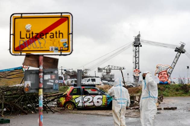 Preparations for the evacuation of the village of Lützerath are in full swing The police guard a bucket wheel excavator, which is digging ever closer to the protest camp The village of Lützerath is to be dredged for coal extraction of the corporation RWE In the empty houses, activists have entrenched them Copyright: xChristophxHardtx