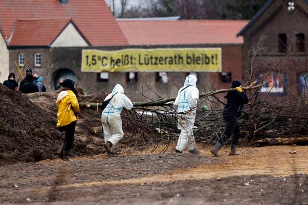 News Themen der Woche KW01 News Bilder des Tages Die Vorbereitungen zur Räumung des Dorfes Lützerath laufen auf Hochtouren. Die Polizei bewacht einen Schaufelradbagger, der sich immer weiter an das Protestcamp herangräbt. Der Ort Lützerath soll zur Kohlegewinnung des Konzerns RWE abgebaggert werden. In den leerstehenden Häusern, haben sich Aktivisten verschanzt, die um den Ort kämpfen wollen und weiter Barrikaden und Hindernisse errichten. Lützerath, NRW Deutschland *** Preparations for the evacuation of the village of Lützerath are in full swing The police guard a bucket wheel excavator, which is digging ever closer to the protest camp The village of Lützerath is to be dredged for coal extraction of the corporation RWE In the empty houses, activists have entrenched them Copyright: xChristophxHardtx