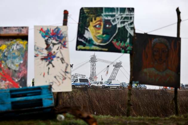 Preparations for the evacuation of the village of Lützerath are in full swing The police guard a bucket wheel excavator, which is digging ever closer to the protest camp The village of Lützerath is to be dredged for coal extraction of the corporation RWE In the empty houses, activists have entrenched them Copyright: xChristophxHardtx