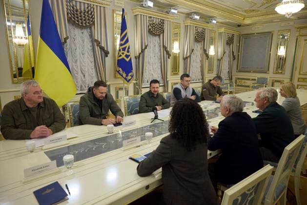 News Themen der Woche KW01 News Bilder des Tages January 6, 2023, Kyiv, Ukraine: Ukrainian President Volodymyr Zelenskyy, center, holds a face-to-face bilateral meeting with U.S Senator Jack Reed, and Senator Angus King, right, at the Mariinsky Palace, January 6, 2023 in Kyiv, Ukraine. Reed is Chairman of the Senate Committee on Armed Services and King a ranking member. Kyiv Ukraine - ZUMAp138 20230106_zaa_p138_009 Copyright: xUkrainexPresidency UkrainianxPrex