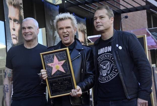 Bilder des Jahres 2023, Entertainment 01 Januar Entertainment Themen der Woche KW01 Entertainment Bilder des Tages British-American rock icon Billy Idol (C) holds a replica plaque as he is joined by Henry Rollins (L) and Sheapard Fairey during an unveiling ceremony honoring him with the 2,743rd star on the Hollywood Walk of Fame in Los Angeles on Thursday, January 6, 2023.  LAP2023010607 JIMxRUYMEN