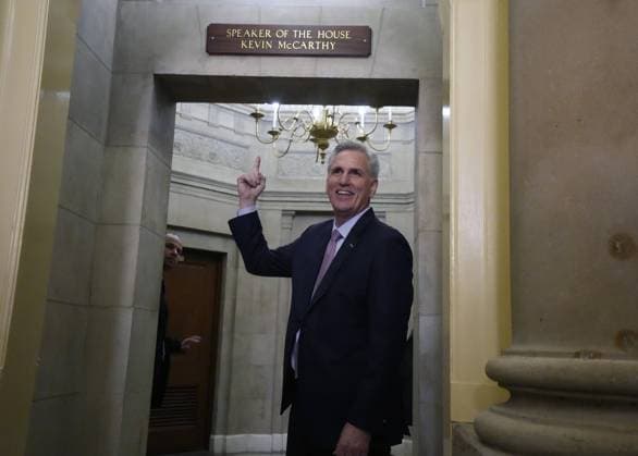 Bilder des Jahres 2023, News 01 Januar News Themen der Woche KW01 News Bilder des Tages Speaker of the House Kevin McCarthy points to the sign to his new office at the U.S. Capitol in Washington, DC on Friday, January 6, 2023.  WAS20230106429 KENxCEDENO