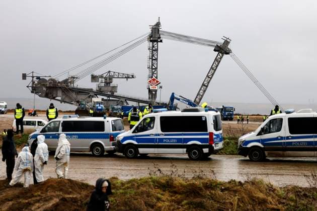 Preparations for the evacuation of the village of Lützerath are in full swing The police guard a bucket wheel excavator, which is digging ever closer to the protest camp The village of Lützerath is to be dredged for coal extraction of the RWE company In the empty houses, activists have entrenched themselv Copyright: xChristophxHardtx