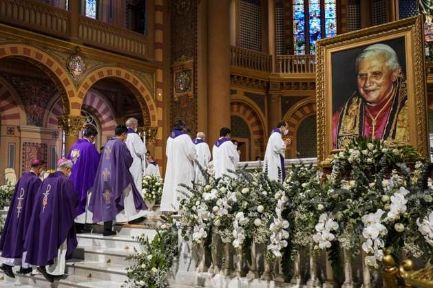 Bilder des Jahres 2023, News 01 Januar News Themen der Woche KW01 News Bilder des Tages Mass For Late Pope Emeritus Benedict XVI In Bangkok. Thai Catholic priest and the Vatican Embassy celebrate a Mass dedicated to the late Pope Benedict XVI at the Assumption Cathedral in Bangkok, Thailand, 07 January 2023. Bangkok Bangkok Thailand  Copyright: xAnusakxLaowilasx originalFilename: laowilas-notitle230107_np5ry.jpg
