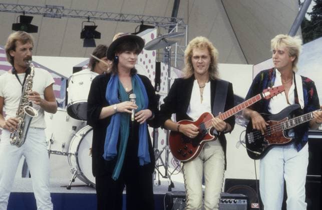 Ulla Meinecke (Sängerin) 09 85 rag Ulla Meinecke mit Band im September 1985 während eines Auftritts bei der IFA Internationale Funkausstellung in Berlin Deutschland deutsch Deutsche Frau Gesang Musik Liedermacherin Pop Popmusik Chanson Chansonette Chansons german female singer quer halb stehend neutral Mikrofon haltend Bühne Auftritt *** Ulla Meinecke singer 09 85 rag Ulla Meinecke with band in September 1985 during a performance at the IFA Internationale Funkausstellung in Berlin Germany German German woman singing music songwriter pop pop music chanson chansonette chansons german female singer cross half standing neutral microphone holding stage performance