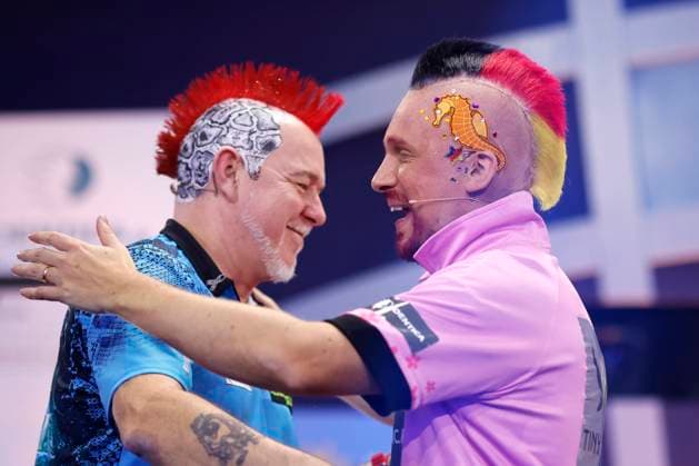 Bilder des Jahres 2023, Entertainment 01 Januar Entertainment Themen der Woche KW01 Entertainment Bilder des Tages Dart-Profi Peter Wright Snakebite und Moderator Oliver Pocher Tiny Bull bei der Promi-Darts-WM 2023 im Maritim Hotel. Düsseldorf, 07.01.2023 NRW Deutschland *** Darts professional Peter Wright Snakebite and presenter Oliver Pocher Tiny Bull at the Celebrity Darts World Cup 2023 at the Maritim Hotel Düsseldorf, 07 01 2023 NRW Germany Copyright: xChristophxHardtx