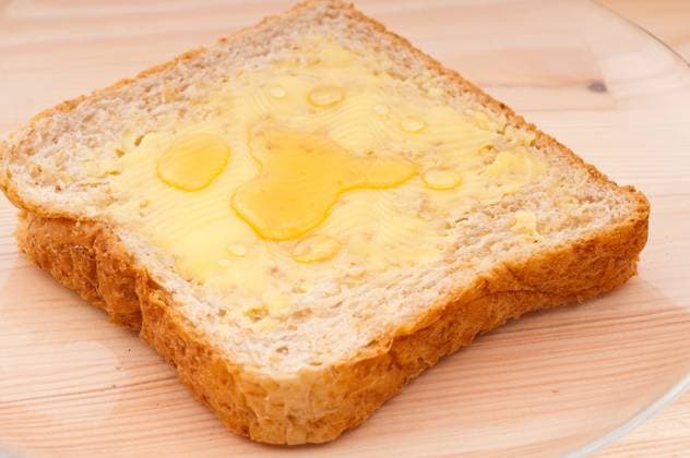 slice of whole grain bread with butter and honey Copyright: xFrancescoxPerrex xDesignxPicsx , 31910553 Copyright: MarinexAslanyanx xDesignxPics 31910553