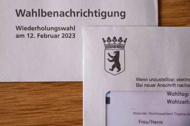 Wahlbenachrichtigung per Post zur Wiederholungswahl zum 19. Berliner Abgeordentenhaus und zur Bezirksverordnetenversammlung am 12.Feburar 2023. (Symbolfoto, Themenfoto) *** Election notification by mail for the repeat election to the 19 Berlin House of Representatives and the District Assembly on 12 Feburar 2023 symbol photo, theme photo Foto:xS.xGabschx xFuturexImage