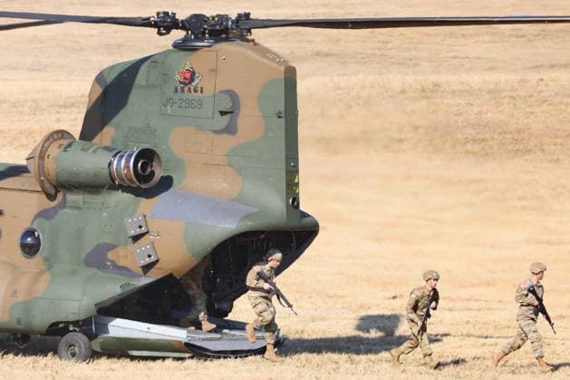 News Themen der Woche KW01 News Bilder des Tages January 8, 2023, Narashino, Japan - American airborne troops personnels come out from a Japanese military helicopter during New Year airborne exercise at the Narashino training ground in Narashino, suburban Tokyo on Sunday, January 8, 2023. Some 1,000 Japanese and 100 Amercan, British and Australian airborne troops members participated an annual exercise.  , aflo_207716647.jpg,