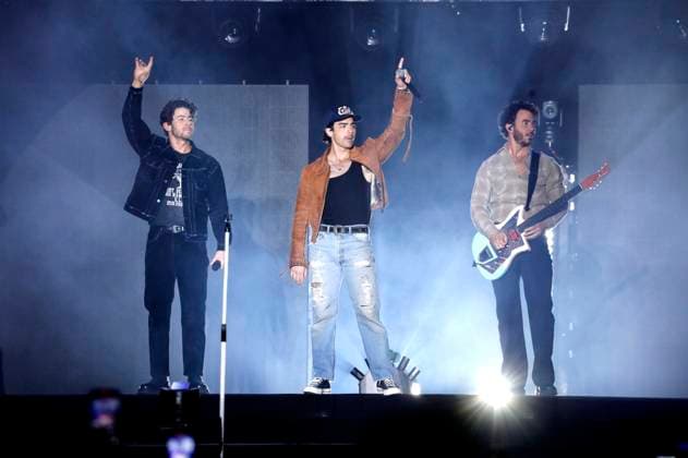 Nick Jonas, Joe Jonas and Kevin Jonas of the Jonas Brothers at AT T Playoff Playlist Live before the 2023 College Football Playoff National Championship at Banc of California Stadium Los Angeles, 07 01 2023. Foto:xD.xBedrosianx xFuturexImage