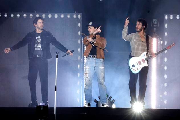Nick Jonas, Joe Jonas and Kevin Jonas of the Jonas Brothers at AT T Playoff Playlist Live before the 2023 College Football Playoff National Championship at Banc of California Stadium Los Angeles, 07 01 2023. Foto:xD.xBedrosianx xFuturexImage
