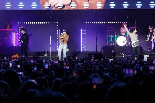 Nick Jonas, Joe Jonas and Kevin Jonas of the Jonas Brothers at AT T Playoff Playlist Live before the 2023 College Football Playoff National Championship at Banc of California Stadium Los Angeles, 07 01 2023. Foto:xD.xBedrosianx xFuturexImage